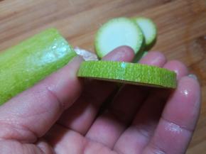 切成稍厚的片。