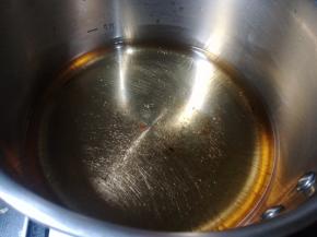 锅里放入一碗植物油，少一点也行，实际上用不了多少油。中火烧至冒大气泡，油温要稍高些。为了保持蔬菜的营养素不被破坏，要用中火来煎，快出锅。这样既能保持里面蔬菜的脆爽感，也不会因炸的太久，水分渗出，影响外皮的酥脆。