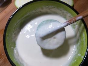 用筷子夹住，放入面糊中，能这样挂上一层面糊。