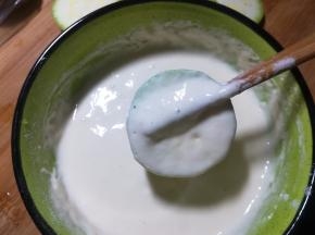 用筷子夹住，放入面糊中，能这样挂上一层面糊。
