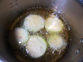 一片片裹上面糊放入油锅中。