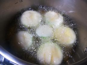 如果有油少的话，一面焦黄后翻面再煎。要保持油温稍高的状态，以保证很快能把表面炸焦黄。