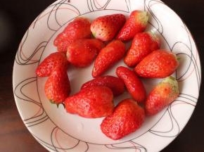草莓用盐水洗净，浸泡。