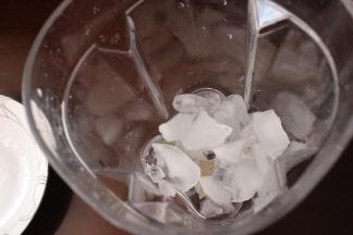 提前冻好冰块，到入搅拌桶。