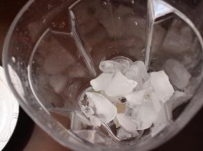 提前冻好冰块，到入搅拌桶。