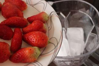 把草莓一起倒入。