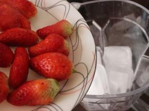 把草莓一起倒入。