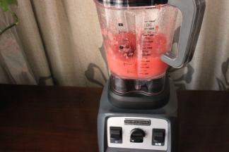 打开电源，先把侧面的电源用手按开，按动冰沙键，即可一键操作，看看刚开始工作。。