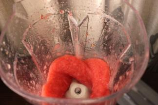 1分钟不到就打的很细腻了,，看看这强大的功能，把这冰块打的多么细腻。