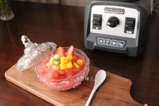 倒出冰沙，点缀芒果丁和猕猴桃丁即可。