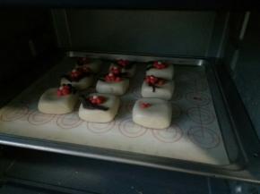 送入烤箱180度中层，20分钟，后半段时间注意观察上色情况，加盖锡纸，以免上色