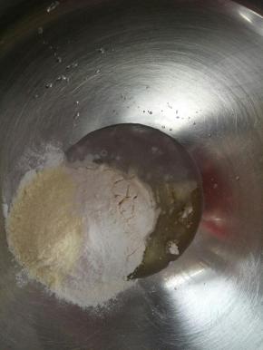 除可可粉外所有材料放入盆中，搅拌均匀揉成面团