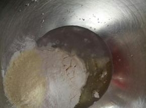 除可可粉外所有材料放入盆中，搅拌均匀揉成面团