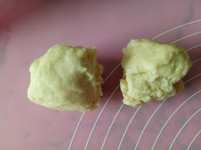 将面团分成2块，其中一块稍微小一点