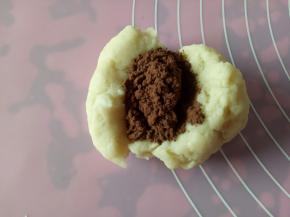 其中小一点的面团放可可粉，揉匀