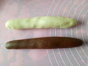 将两块面团分别搓成大小一致的长条