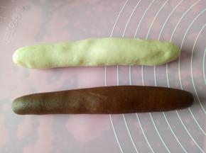 将两块面团分别搓成大小一致的长条