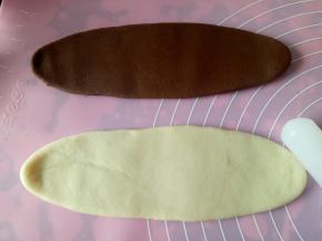 用擀面杖擀成椭圆形，两个面片大小一致