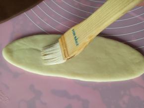 在白色面片上刷水