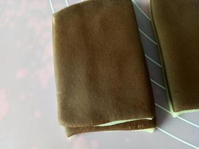 其中一片刷水，将另一片盖在上面，然后再刷水，把最后一片盖上