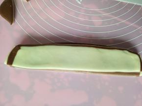 其中一片刷水，将另一片盖上（注意白色的面片在最上面）