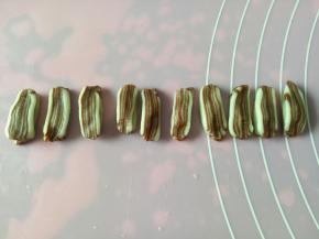 把没有瓜子仁的那个面片刷上水，盖在有瓜子仁的面片上，依次粘好