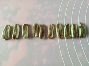 把没有瓜子仁的那个面片刷上水，盖在有瓜子仁的面片上，依次粘好