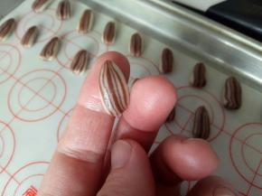 把两侧捏紧，再整形捏出瓜子的形状来