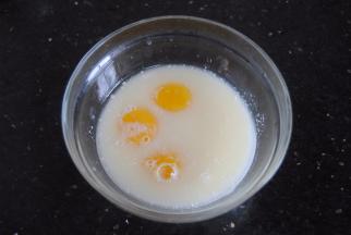玉米油和牛奶放进蛋黄里