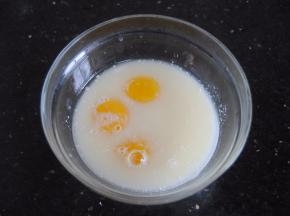 玉米油和牛奶放进蛋黄里