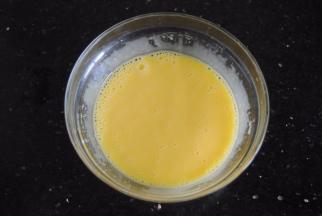 用手动打蛋器拌匀至无油星