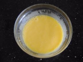 用手动打蛋器拌匀至无油星