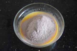 将可可粉和低筋粉混合均匀后过筛入蛋黄液里面