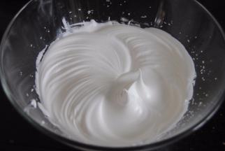 50克细砂糖分三次加入蛋白内打发至出现短小尖勾