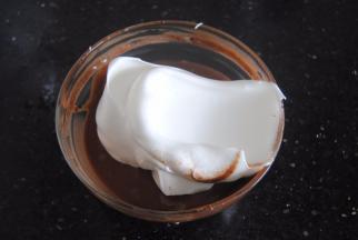 取1/3加入蛋黄糊内翻拌均匀