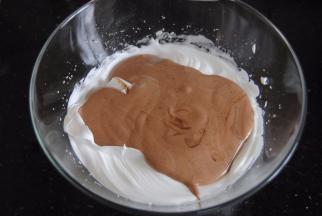 最后倒回蛋白内翻拌均匀