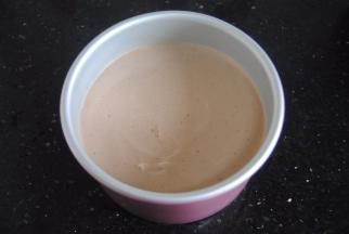 倒入模具内，这个模具是学厨的6寸加高模，刚好满模