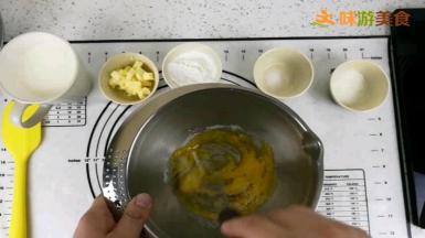 蛋黄加入90%白砂糖打散