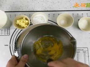 蛋黄加入90%白砂糖打散