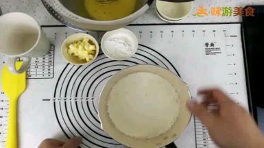 在锅内放入牛奶、10%的砂糖、盐煮沸，沸腾后立即离火