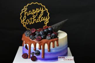 最后淋上巧克力干那许装饰上喜欢的水果即可，