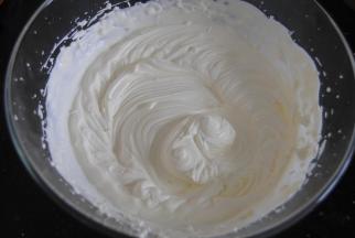 淡奶油加入细砂糖30克打发至硬