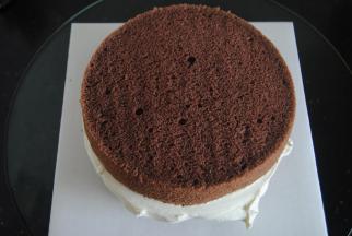 取一部分淡奶油进行夹心，一层层夹好