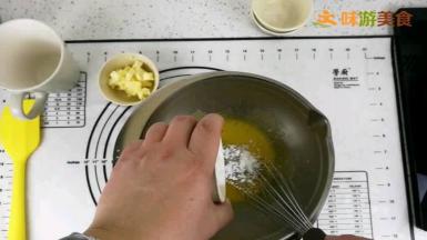 在蛋黄内加入过筛混合好的低筋面粉和玉米淀粉，搅拌至看不见干粉