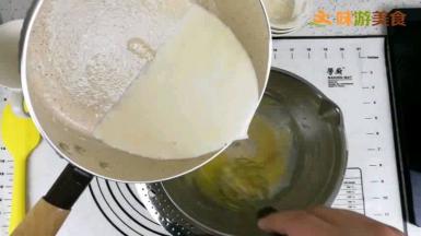 将沸腾的牛奶倒入蛋黄面糊，混合后过筛