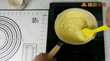中火加热，用硅胶刮刀不停的搅拌至浓稠，关火，加入黄油搅拌至黄油融化，混合均匀后隔冰水冷却后放入冰箱待用