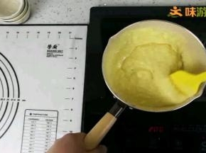 中火加热，用硅胶刮刀不停的搅拌至浓稠，关火，加入黄油搅拌至黄油融化，混合均匀后隔冰水冷却后放入冰箱待用
