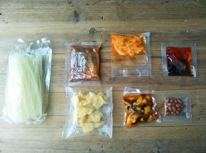 准备螺狮粉一包，这个牌子的螺狮粉最好吃了