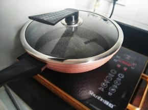 麦饭石不粘锅，放些水煮滚