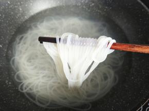 煮8-10分钟左右。煮到这个样子就差不多了，捞起来备着